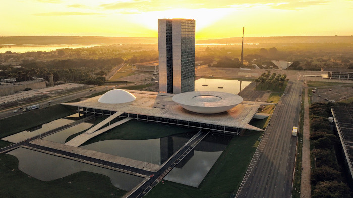 Vista aérea do Congresso Nacional, em Brasília, como representação do Brasil, um exemplo de território político.