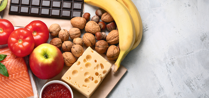 Bananas, queijo, peixe, nozes, maçã e chocolate, alimentos que ajudam a aumentar os níveis de serotonina.