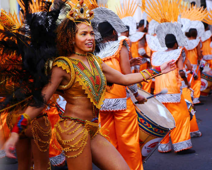 Mulher fantasiada para o Carnaval de Mindelo em Cabo Verde.