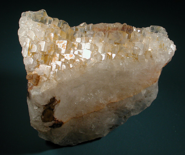 Amostra de criolita, um dos minerais mais comuns de ocorrência de flúor. [2]