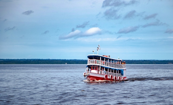 Embarcação atravessando o Rio Amazonas.