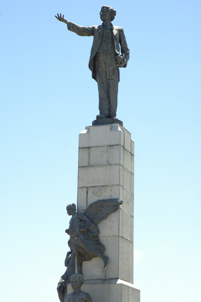 Estátua em homenagem a Castro Alves.