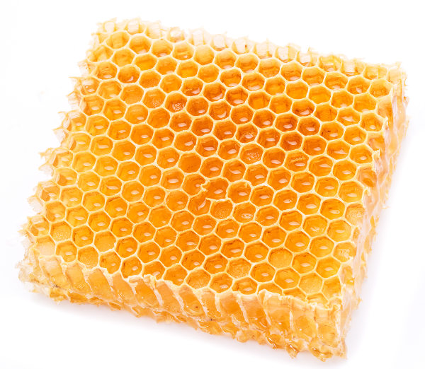 Padrão hexagonal (de hexágonos) em um pedaço de favo de mel.