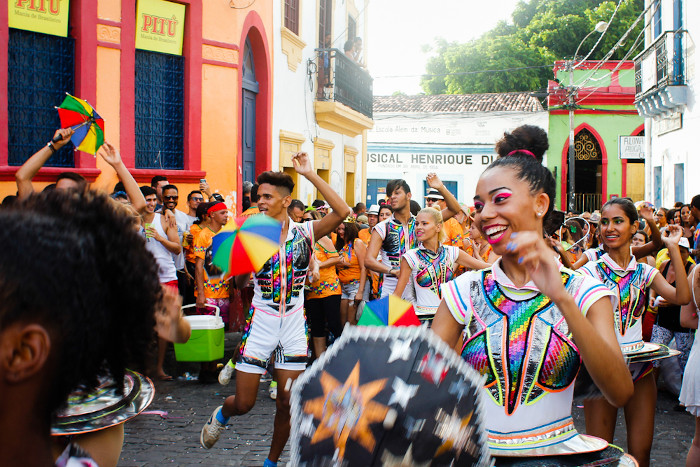  Dançarinos de frevo nas ruas de Olinda, em Pernambuco, uma das manifestações do Carnaval no Brasil.