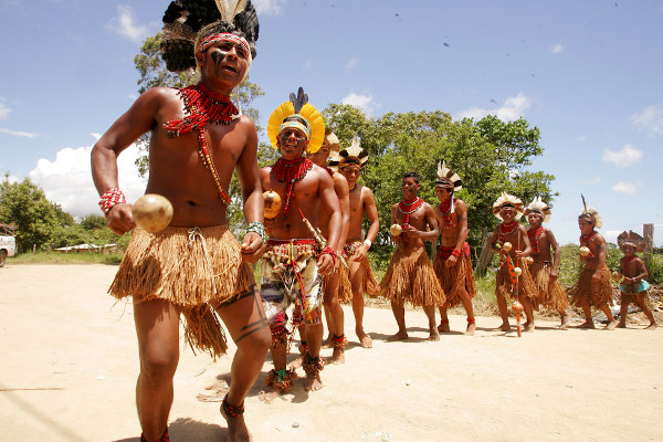 Indígenas da tribo Pataxó dançando em Porto Seguro, Bahia.