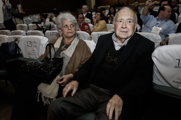 O escritor Luis Fernando Verissimo ao lado de sua esposa, Lúcia Helena Massa. [2]