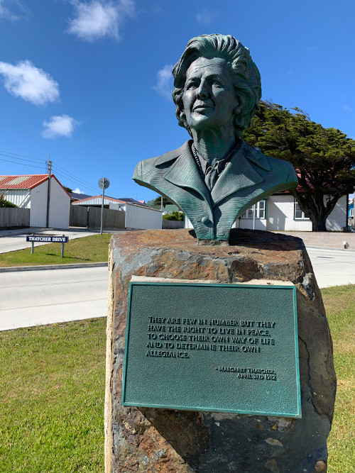 Busto de Margaret Thatcher sobre uma pedra, nas Ilhas Malvinas, um tributo dos ingleses.