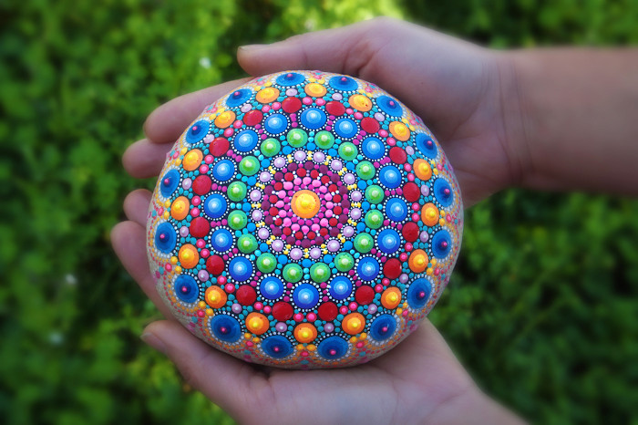Mandala produzida sobre uma pedra como representação do uso da mandala na psicologia.
