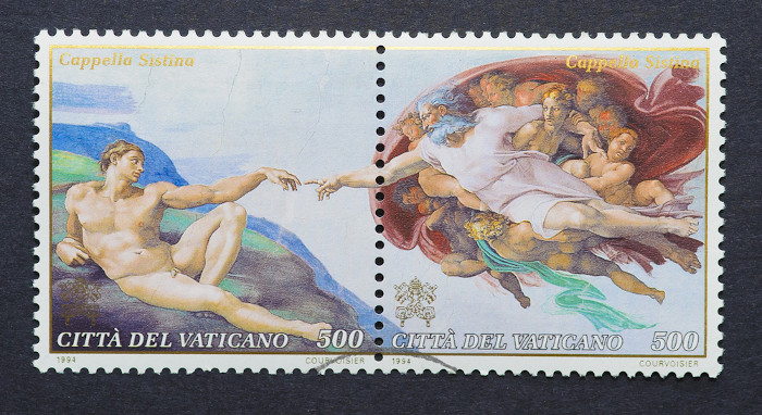 Selo postal do Vaticano mostrando detalhe da pintura dos afrescos da Capela Sistina em que Deus e Adão estão representados.