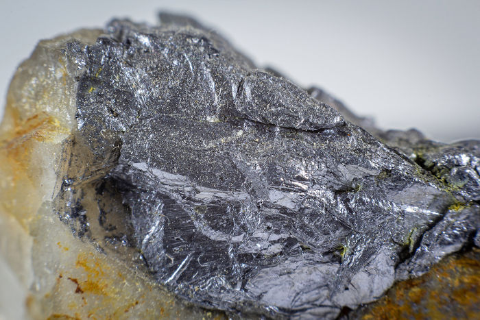 A molibdenita, principal fonte de molibdênio, ocorrendo em contato com outro mineral.