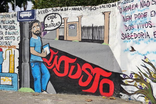 Muro no Rio de Janeiro com arte em grafite, em alusão à poesia social.