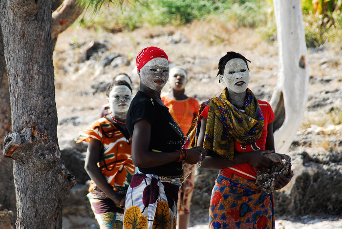 Mulheres fazendo uso de mussiro, creme branco feito com plantas locais, em Moçambique.