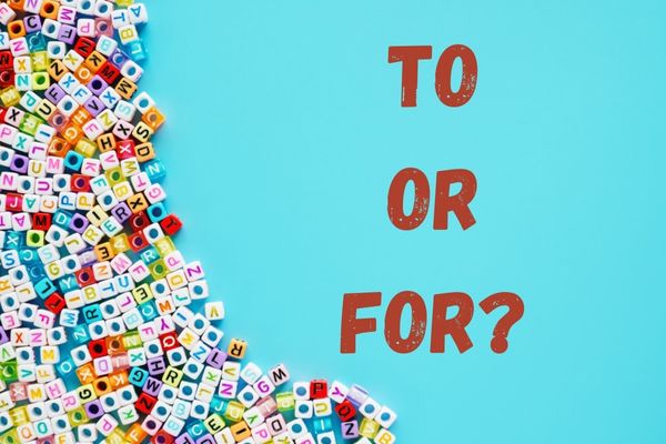 Pequenos bloquinhos com letras sobre fundo azul, onde se lê: To or for?