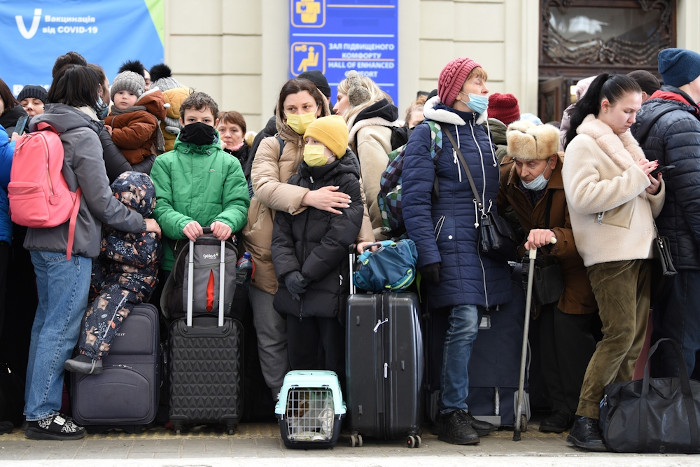 Pessoas esperando um trem para a Polônia, na condição de refugiados, uma das consequências da guerra entre Rússia e Ucrânia.