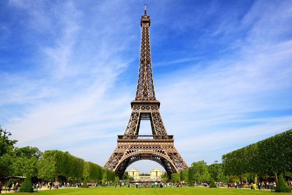 Vista da Torre Eiffel, símbolo da cidade de Paris, na França, e um dos principais monumentos do mundo.