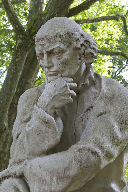 Estátua do alquimista Paracelso, em Salzburg, na Áustria, um dos principais nomes da alquimia.