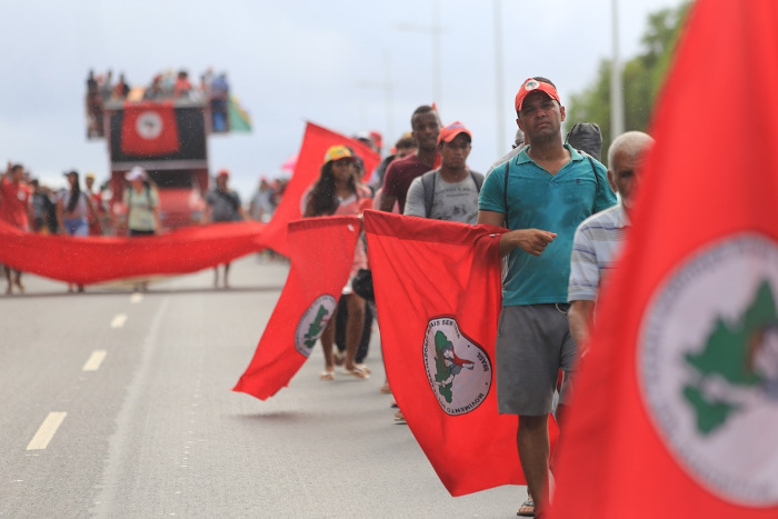 Membros do Movimento dos Trabalhadores Rurais Sem Terra (MST) em uma manifestação pela reforma agrária.