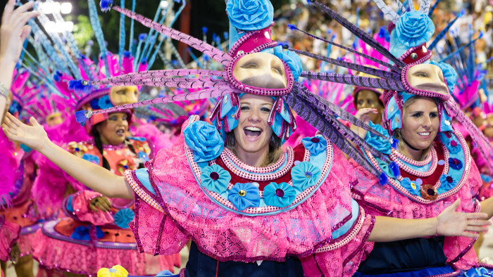 Grupo de mulheres em uma apresentação de Carnaval, no Rio de Janeiro, uma das festas mais populares da América. 