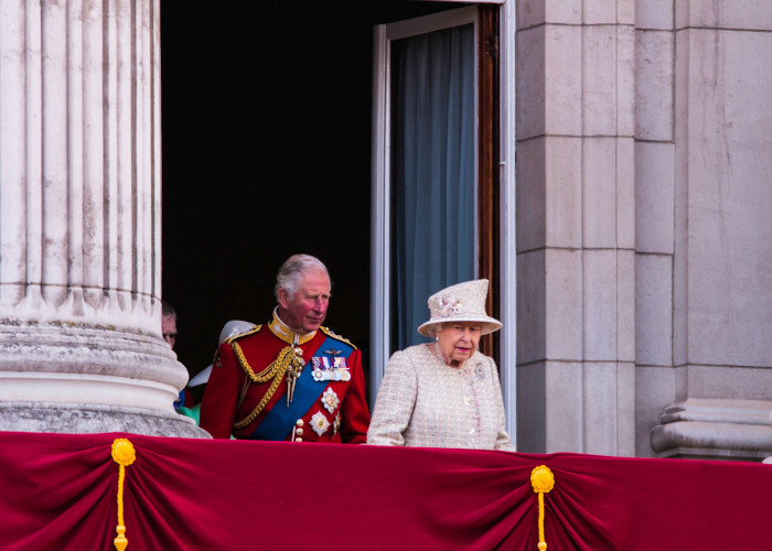  Charles III ao lado de sua mãe e rainha do Reino Unido, Elizabeth II. [2]
