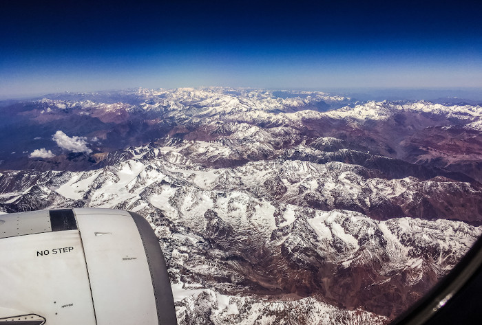 Avião sobrevoando a cordilheira dos Andes, a principal forma de relevo da América. 