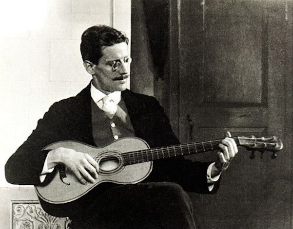 Fotografia do escritor irlandês James Joyce tocando violão.