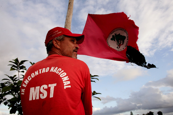 Integrante do Movimento dos Trabalhadores Rurais Sem Terra (MST), um dos principais movimentos sociais do Brasil.