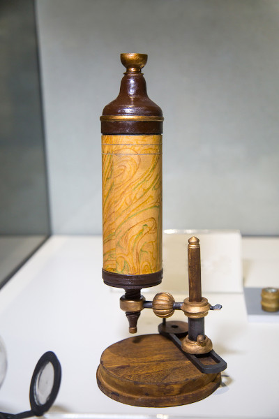 Microscópio antigo feito de madeira; a criação desse instrumento impulsionou o estudo da microbiologia.