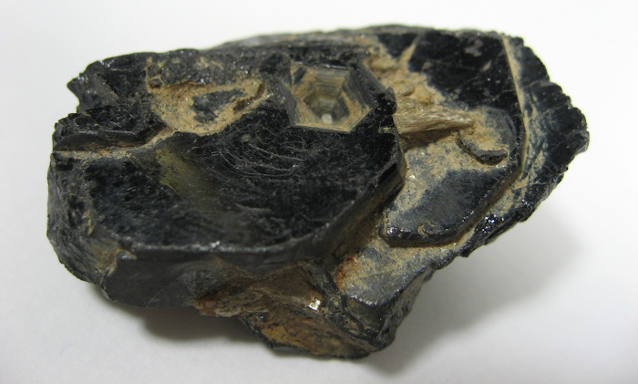 Amostra do mineral tantalita, que aparece no mineral columbita-tantalita, a forma mais comum de se encontrar tântalo.