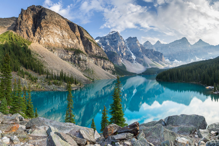 Lago Moraine, no Canadá, na América do Norte, com as Montanhas Rochosas como plano de fundo.