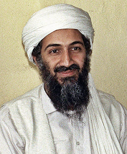 Osama bin Laden com barba grisalha e longa, usando um turbante.