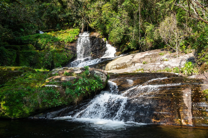  Cachoeira do Ipiranguinha, localizada em São Paulo, na Serra do Mar.
