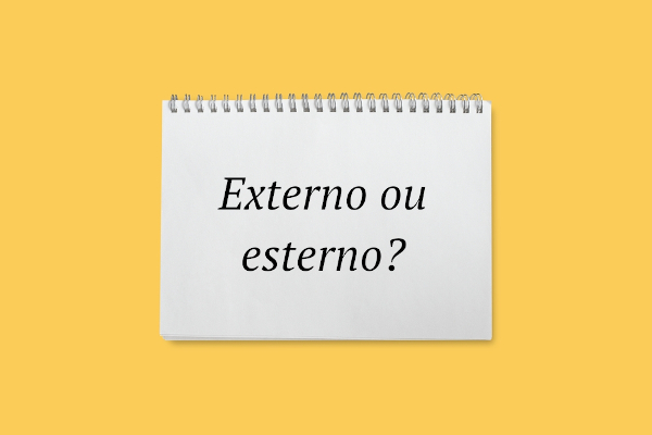 Caderno, com o escrito “Externo ou esterno?”, sobre um fundo amarelo.