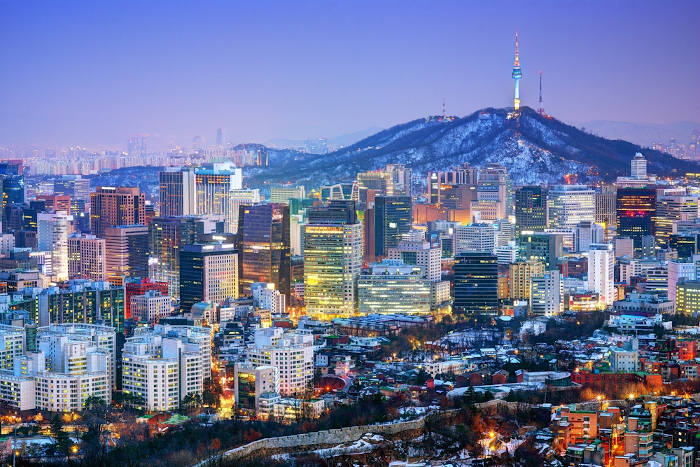 Vista noturna de edifícios da Coreia do Sul.