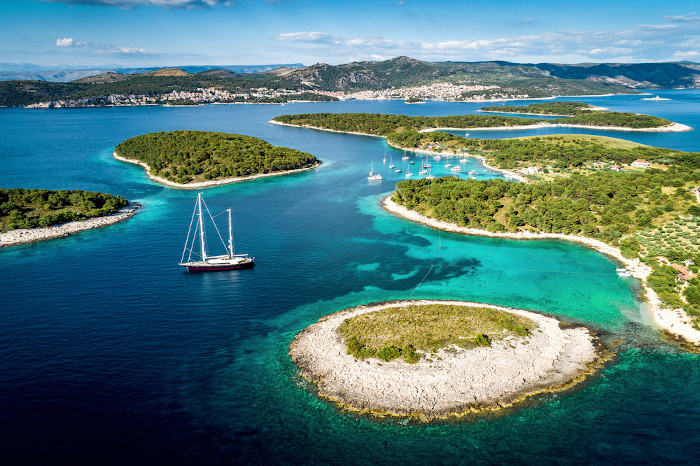 Vista aérea de pequenas ilhas no mar Adriático, na costa da Croácia.