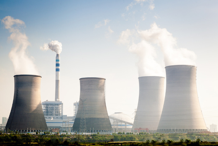 Usina geradora de energia nuclear como exemplo de fonte de energia não renovável.