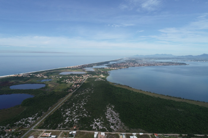 Vista aérea da laguna de Araruama, a maior laguna do mundo.