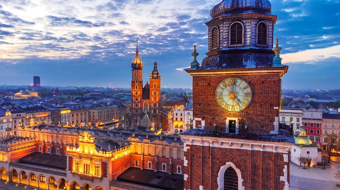 Vista da torre de uma catedral e de edifícios históricos em Cracóvia, na Polônia.