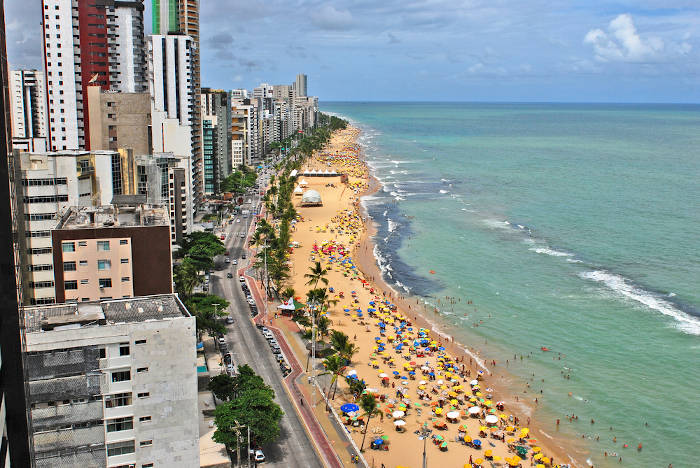 Vista aérea da orla de Recife, uma grande região metropolitana brasileira.