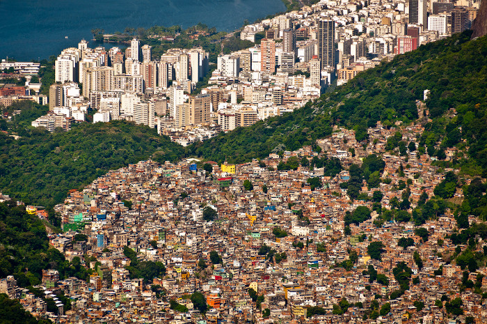Vista aérea da Favela da Rocinha, um exemplo de segregação urbana.