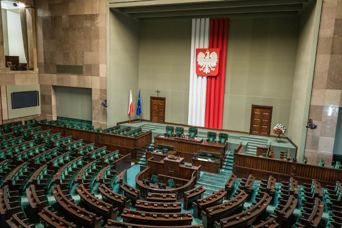 Cadeiras e bancadas no Sejm, câmara baixa, onde se reúne o Parlamento da Polônia. 
