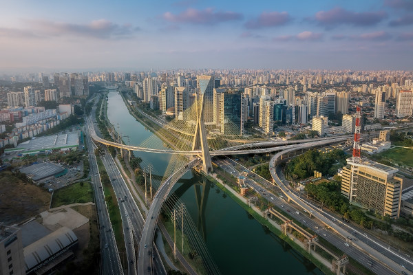 Vista aérea de viadutos da cidade de São Paulo, capital de uma região metropolitana do Brasil.