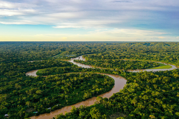 Vista aérea do Rio Amazonas, presente na Floresta Amazônica, região de ocorrência do clima equatorial.
