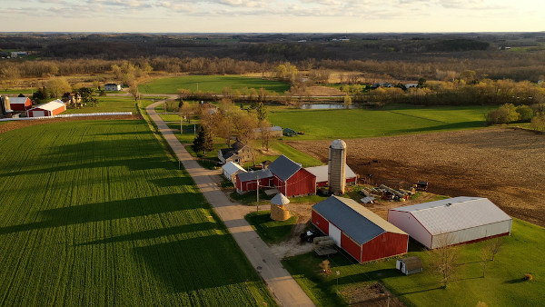 Vista superior de uma região de espaço rural, área que se caracteriza pelas atividades primárias.