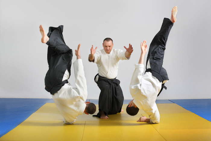 Homens praticando aikido, uma das principais artes marciais.