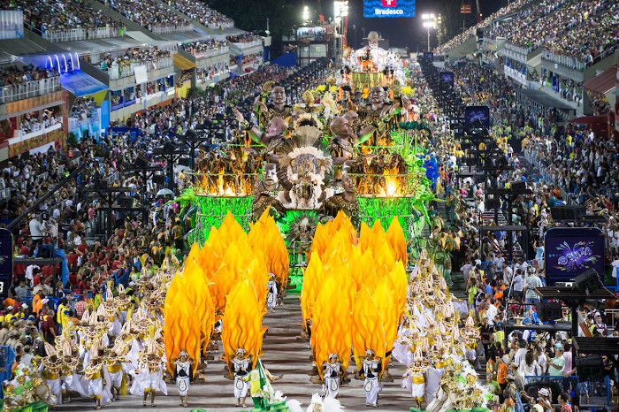 Desfile de uma escola de samba, exemplo da diversidade cultural no Brasil. 
