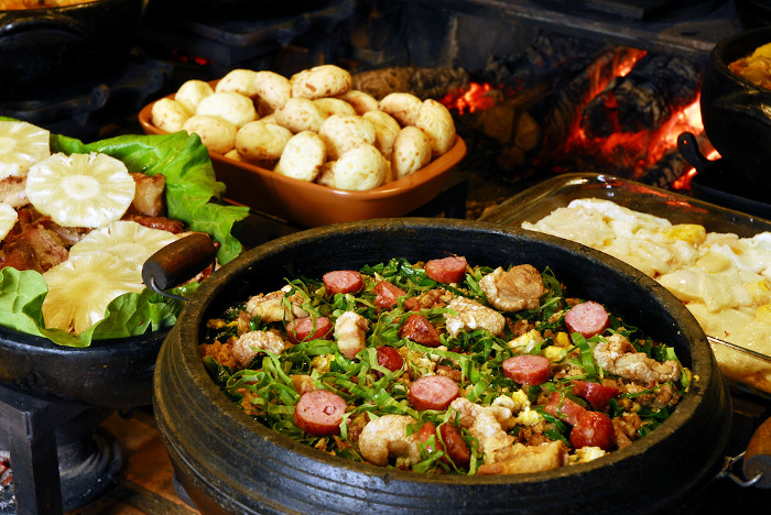  Feijão-tropeiro e pães de queijo, representando a diversidade cultural do Brasil na culinária.