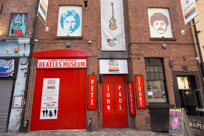 Portas vermelhas na estrada do Museu dos Beatles, em Liverpool, Reino Unido.