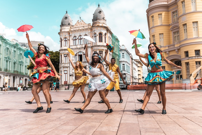 Dançarinos de frevo, exemplo da diversidade cultural no Brasil.
