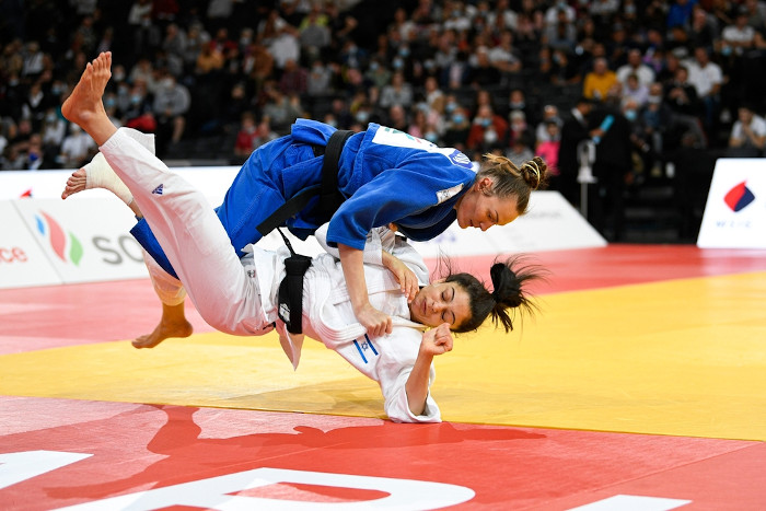 Duas atletas de judô, uma das principais artes marciais, em competição na cidade de Paris, na França.