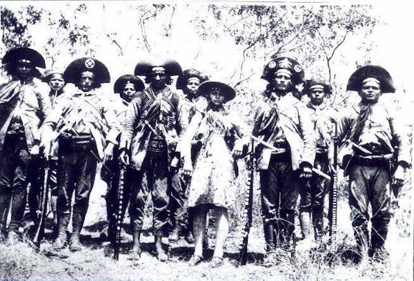 Membros do bando de Lampião. No centro estão Maria Bonita e Lampião, conhecido como o Rei do Cangaço.